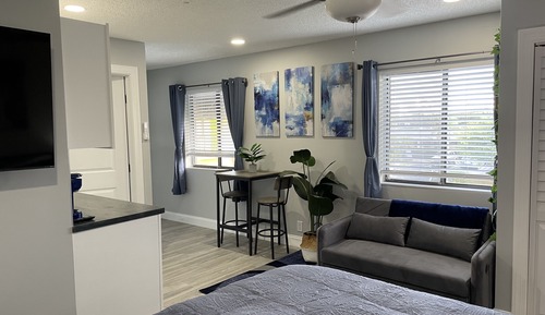 Chambre Simple « Premier », 1 très grand lit et 1 canapé-lit, vue piscine