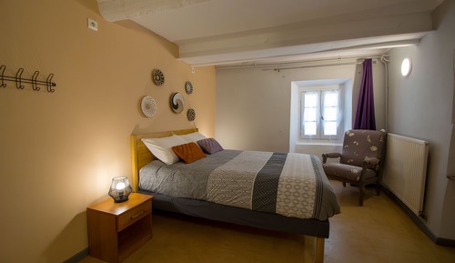 Chambre Confort Double ou avec lits jumeaux, salle de bains privée, vue cour intérieure