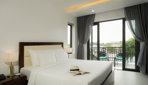 Chambre Double Signature, 1 grand lit, vue piscine