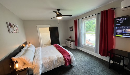 Chambre Romantique, 1 très grand lit, non-fumeurs, baignoire à jets