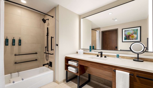 Chambre, 2 grands lits, accessible aux personnes à mobilité réduite, baignoire (Hearing)