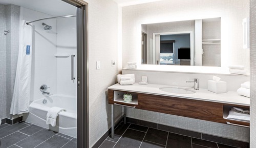 Studio, 1 très grand lit, accessible aux personnes à mobilité réduite (Roll-In Shower)