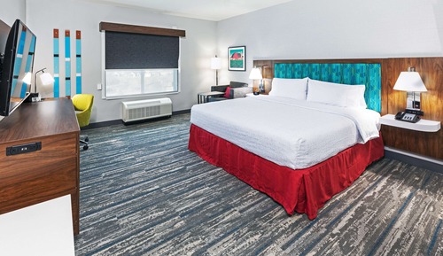 Chambre, 1 très grand lit, accessible aux personnes à mobilité réduite, baignoire