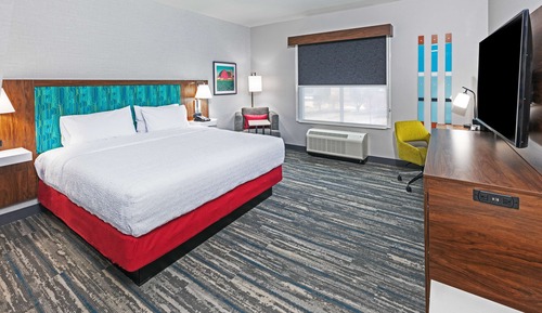 Chambre, 1 très grand lit, accessible aux personnes à mobilité réduite (Hearing)