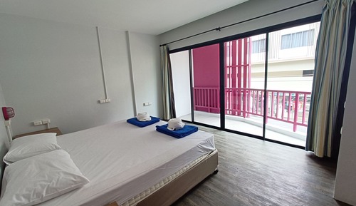Chambre Double, 1 très grand lit, non-fumeurs, salle de bains privée
