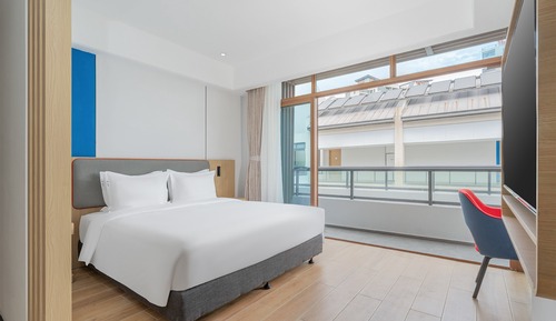 Chambre Standard, 1 très grand lit, balcon