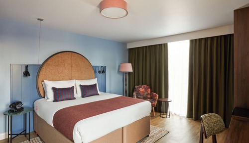 Chambre Premium, 1 très grand lit, baignoire accessible aux personnes à mobilité réduite