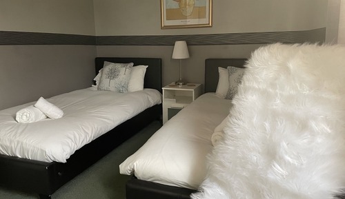 Chambre avec lits jumeaux, salle de bains commune