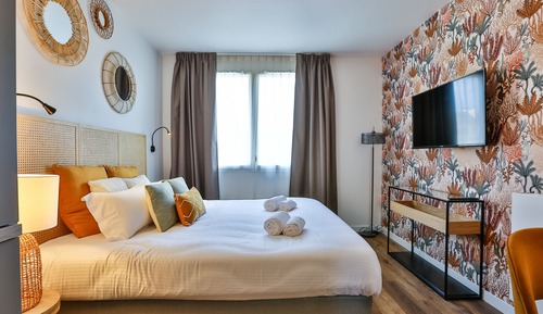 Chambre Double, 1 très grand lit, vue cour intérieure (sans balcon)