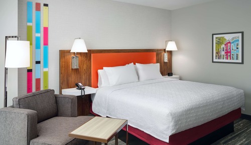 Chambre, 1 très grand lit, accessible aux personnes à mobilité réduite, baignoire