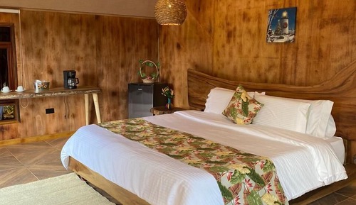 Chambre Supérieure, 1 très grand lit, bain à remous