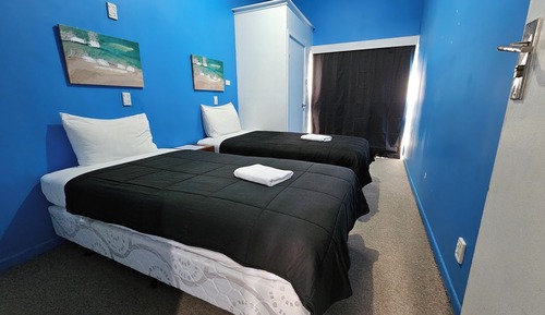 Chambre avec lits jumeaux, plusieurs lits, non-fumeurs, salle de bains privée