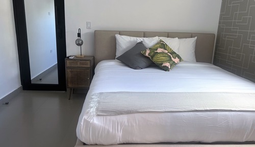 Chambre, 1 très grand lit