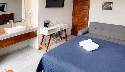 Chambre Standard, 1 grand lit et 1 canapé-lit, vue colline