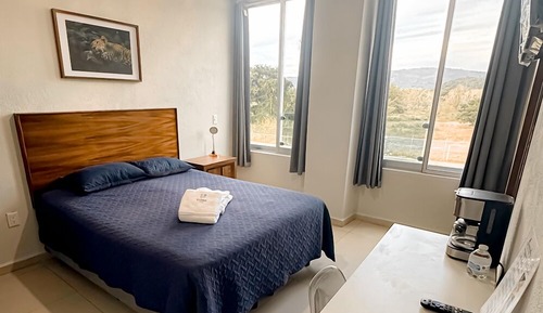Chambre Standard, 1 grand lit, vue colline