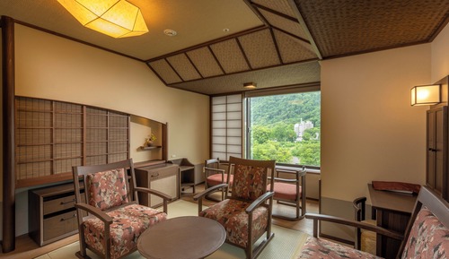 Chambre Quadruple, non-fumeurs (49sq, Canyon side, Hot Spring Bath)
