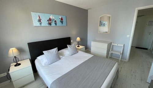 Chambre Quadruple, vue partielle sur la mer