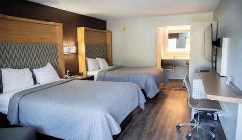 Chambre Double, 2 grands lits, non-fumeurs, réfrigérateur et four à micro-ondes