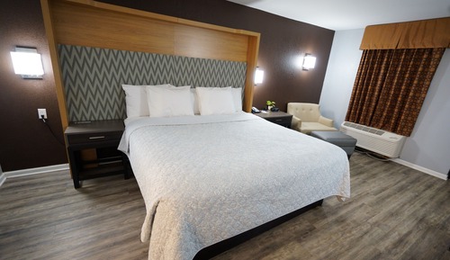 Chambre, 1 très grand lit, non-fumeurs, réfrigérateur et four à micro-ondes