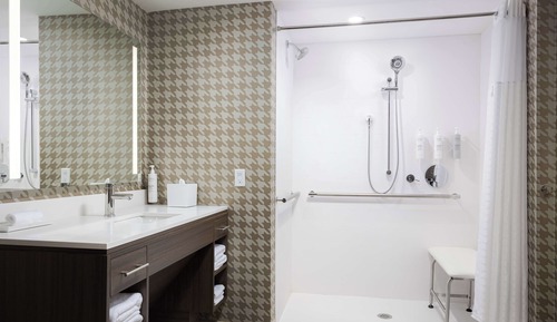 Suite Studio, 1 grand lit, accessible aux personnes à mobilité réduite (Roll-In Shower)