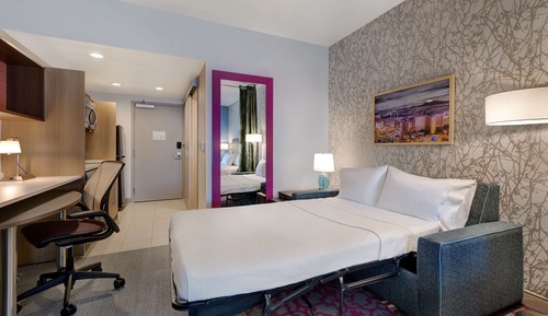 Suite, 1 très grand lit, accessible aux personnes à mobilité réduite, baignoire (Mobility & Hearing)
