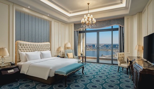 Chambre Standard, 1 très grand lit, accès salon affaires, vue lac