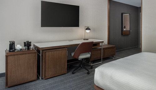 Chambre Standard, 1 très grand lit et 1 canapé-lit (Mobility/Hearing Accessible, Tub)