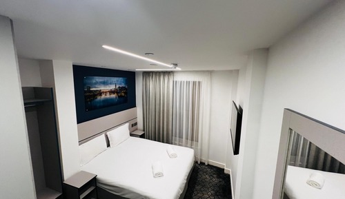 Chambre Supérieure Double ou avec lits jumeaux, salle de bains attenante