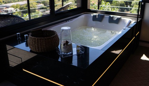 Cabane Luxe, baignoire à jets, vue vignoble (Unita)