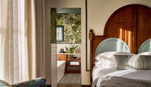 Chambre, 1 très grand lit, baignoire