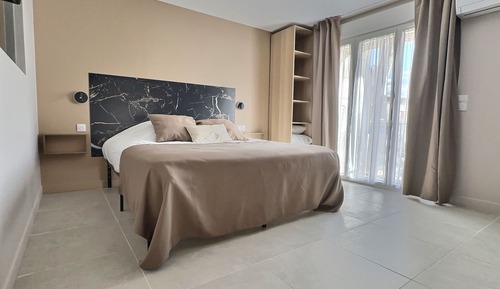 Appartement Familial, salle de bains attenante, vue jardin (Collioure Cinéma)