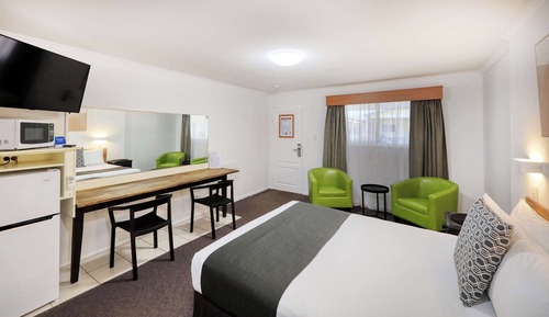 Chambre Deluxe, 1 grand lit, non-fumeurs, réfrigérateur et four à micro-ondes