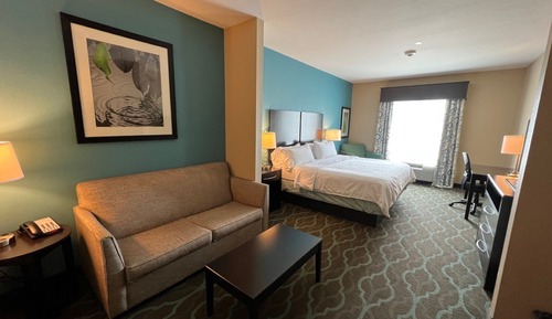Suite, 1 très grand lit, accessible aux personnes à mobilité réduite (Comm, Mobil, Roll-In Shower)