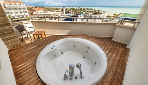 Suite Junior, vue partielle sur la mer