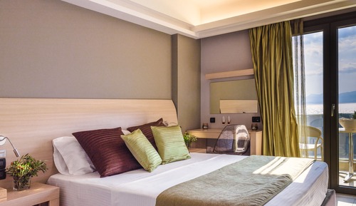 Chambre Classique, vue partielle sur la mer