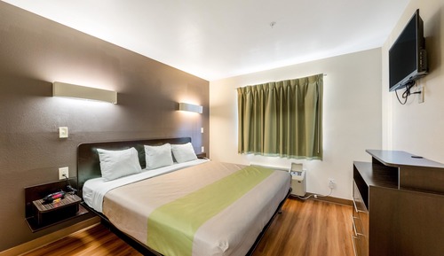 Chambre, 1 très grand lit, accessible aux personnes à mobilité réduite, non-fumeurs (Roll-In Shower)