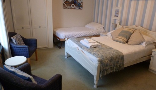 Chambre Triple, salle de bains attenante (Rooms 4, + 5 )
