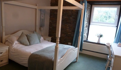 Chambre Double Deluxe, salle de bains attenante, vue cour intérieure (Room 7)