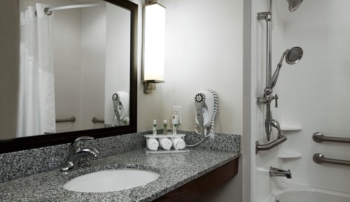 Chambre, 2 grands lits, accessible aux personnes à mobilité réduite (Comm, Mobil, Access Tub)