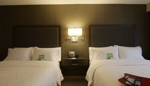 Chambre, 2 grands lits, réfrigérateur et four à micro-ondes