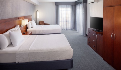 Chambre, plusieurs lits, vue ville