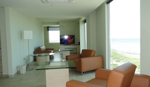 Suite, 1 très grand lit, en front de mer