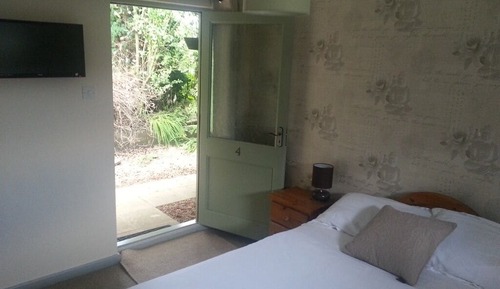 Chambre Double Standard, salle de bains attenante, vue jardin