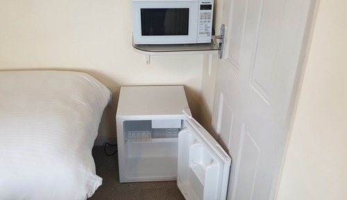 Chambre Standard avec lits jumeaux, salle de bains attenante, vue jardin