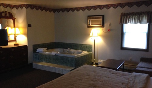 Chambre, 1 très grand lit et 1 canapé-lit, baignoire à jets (Jacuzzi Room  )