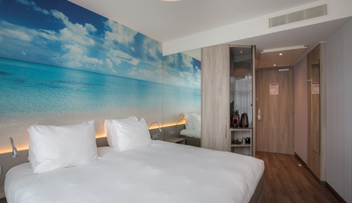 Chambre, 1 très grand lit, baignoire