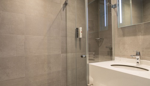 Chambre, 1 très grand lit (Shower)
