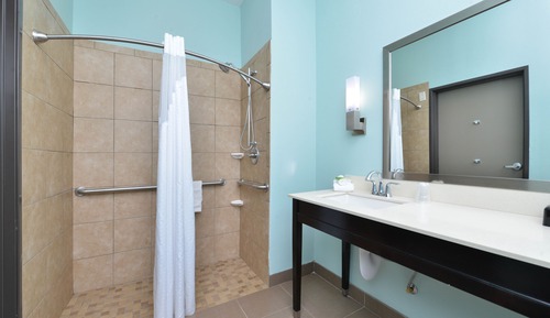 Chambre Standard, 2 grands lits, douche accessible en fauteuil roulant (Mobility Accessible)