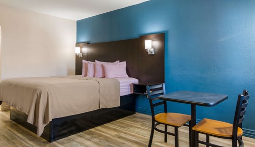 Chambre Standard, 1 très grand lit, fumeurs