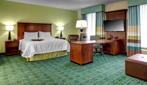 Studio, 1 très grand lit, réfrigérateur et four à micro-ondes (Wetbar)